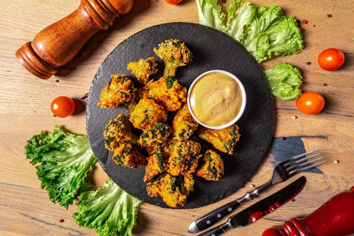 Crispy broccoli bites served with dipping sauce, perfect for a healthy snack.