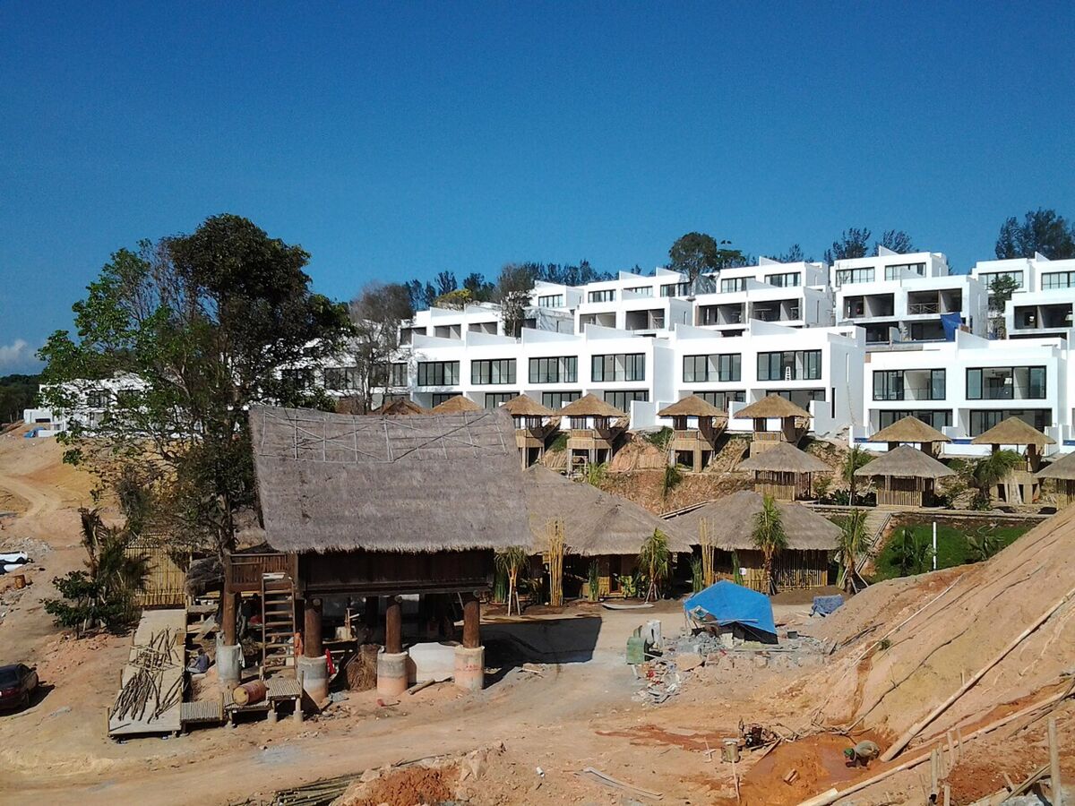 Hillside white villas and thatched-roof pavilions at Montigo Resorts, Batam