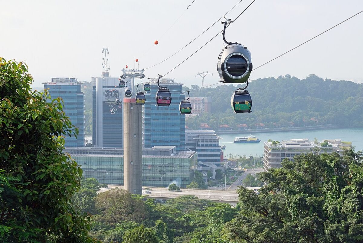 Singapore Cable Car cabins gliding from Mount Faber over the harbour towards Sentosa