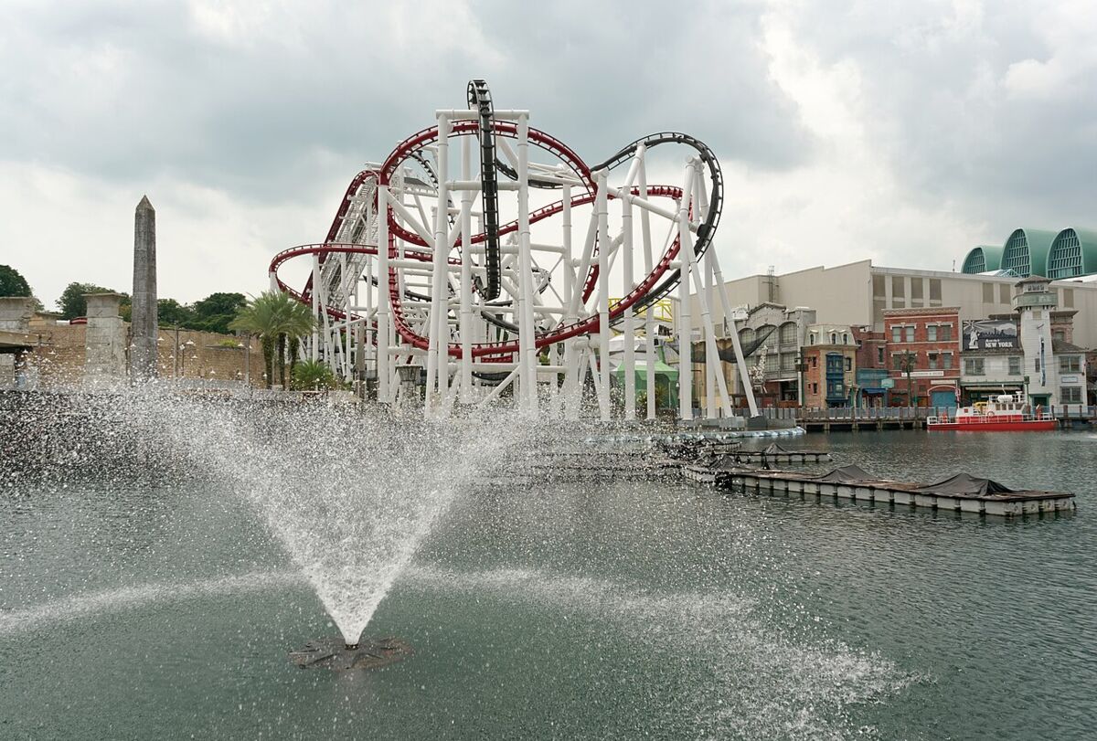 Battlestar Galactica intertwined roller coasters and a lagoon fountain at Universal Studios Singapore